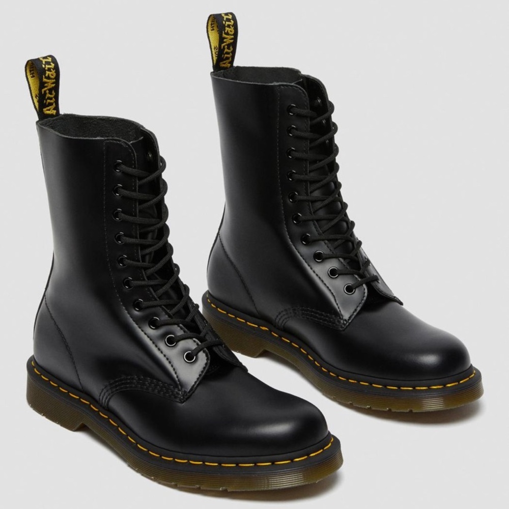 Dr. Martin’s 1490 size 7